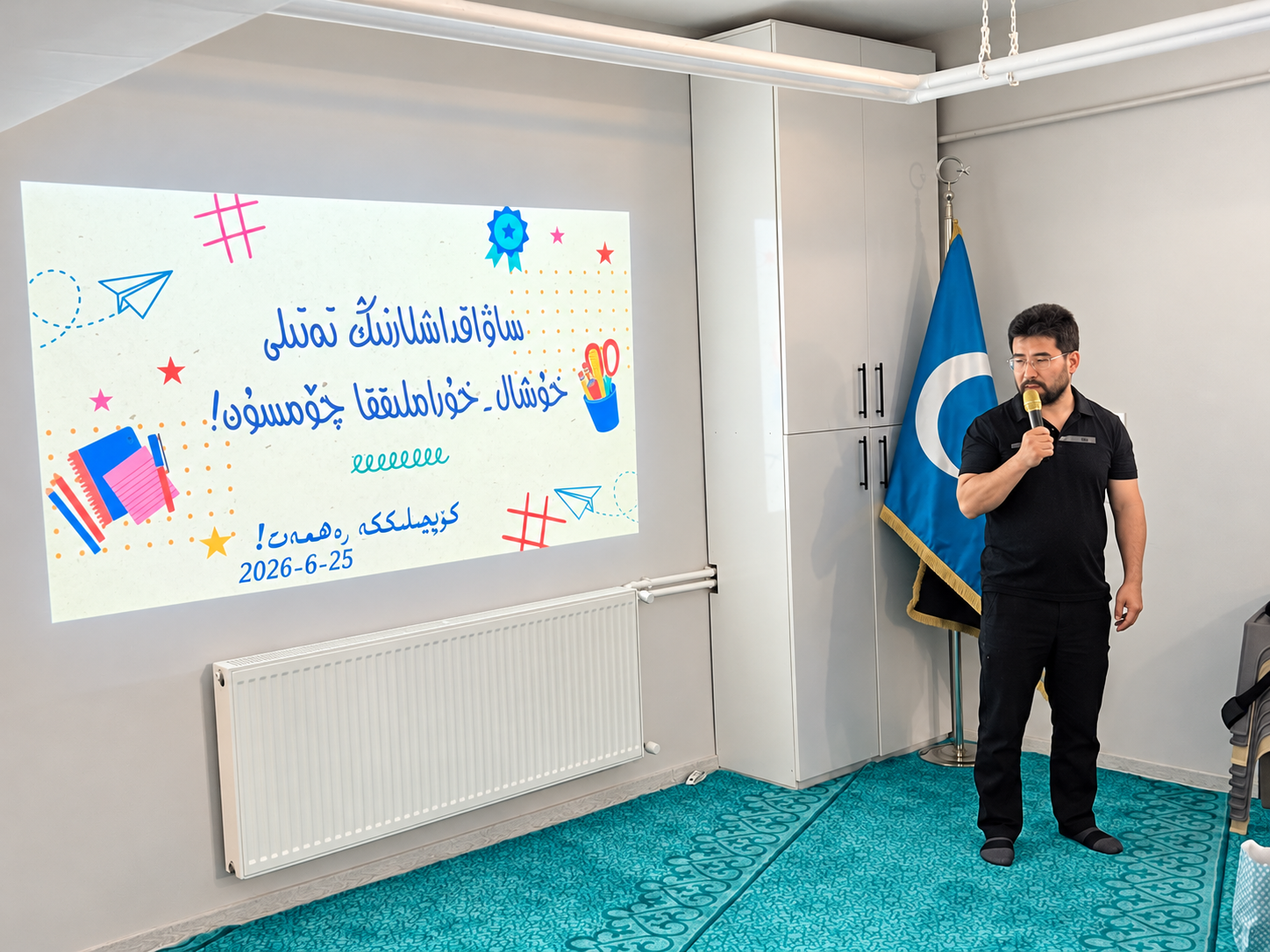 خۇشال كىتاب ئوقۇۋاتقان كىچىك بالىلار